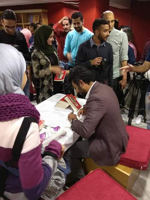 هشام علام يحتفل بتوقيع 