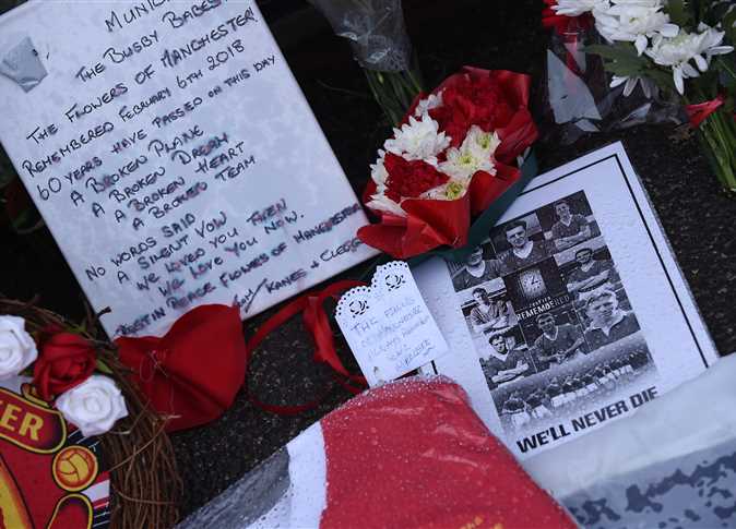 إكليل من الزهور في صورة التقطت يوم الثلاثاء خلال إحياء الذكرى 60 لكارثة تحطم طائرة أودت بحياة ثمانية من فريق مانشستر يونايتد في ميونيخ.