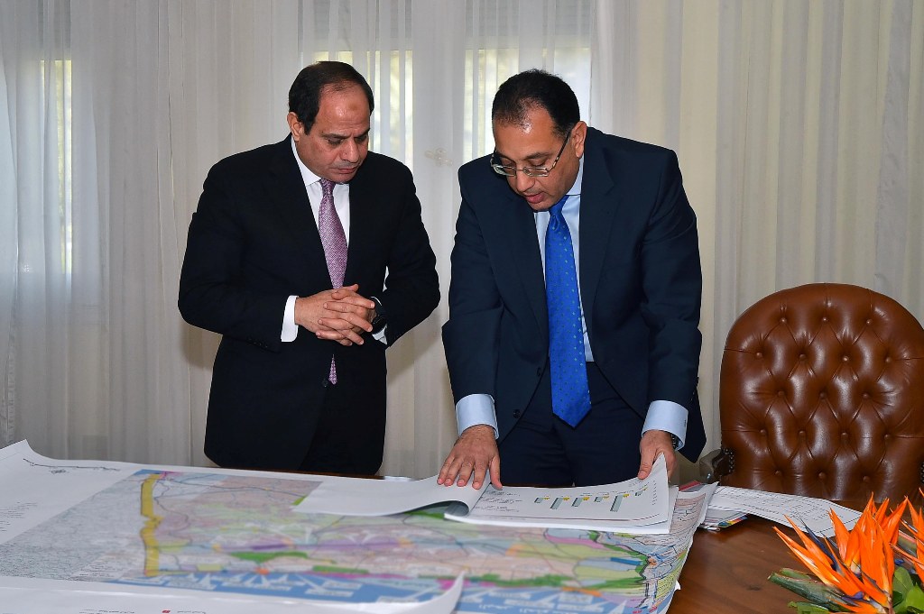 السيسي مع وزير الإسكان