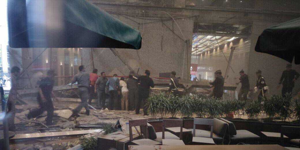 صورة لموقع انهيار الطابق بالبورصة الإندونيسية.