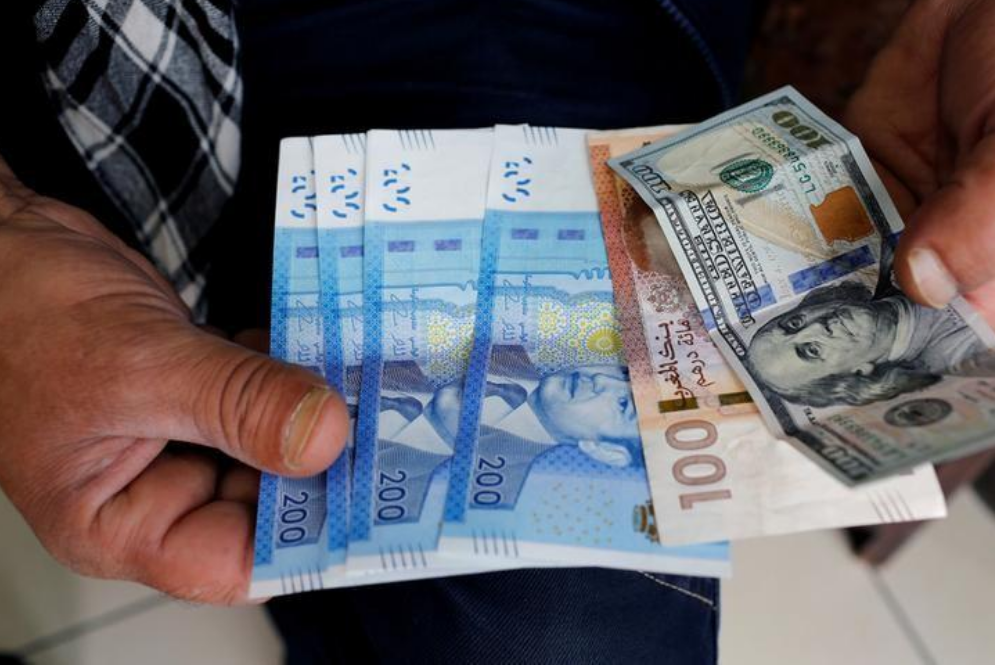 اوراق نقدية محلية واجنبية بصورة التقطت في الدار البيضاء