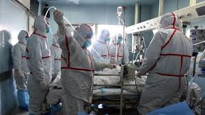 أطباء يعالجون مريض مصاب بفيروس H7N4