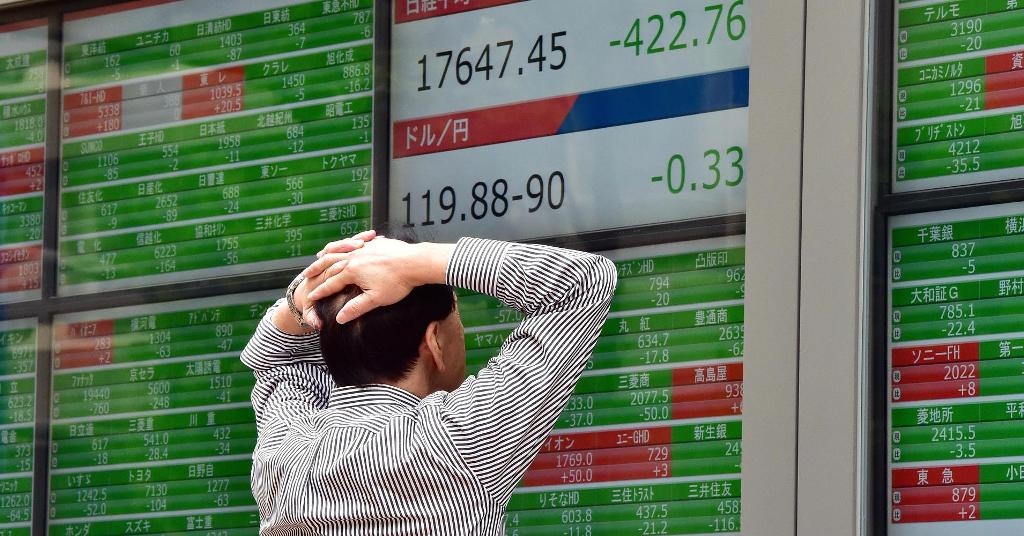 متعاملون أثناء التداول في البورصة 