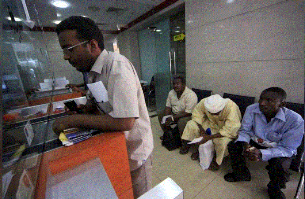 أشخاص ينتظرون لتحويل أموال لاقارب لهم في الخارج في مكتب مرخص في الخرطوم