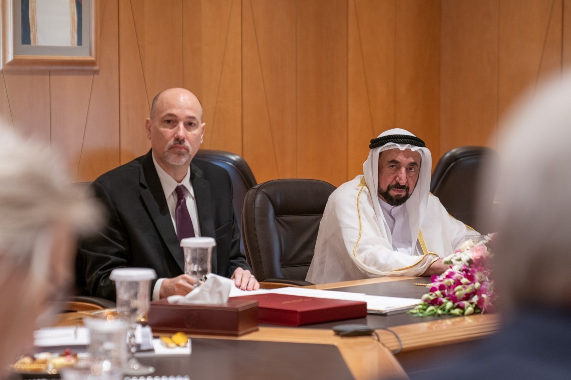 حاكم الشارقة خلال الاجتماع 