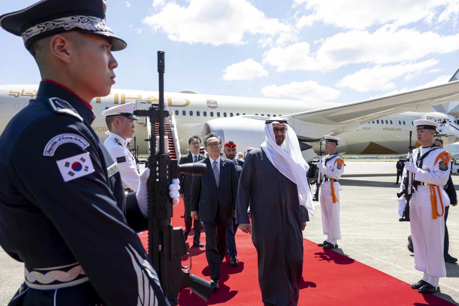 رئيس الإمارات يصل إلى سيول