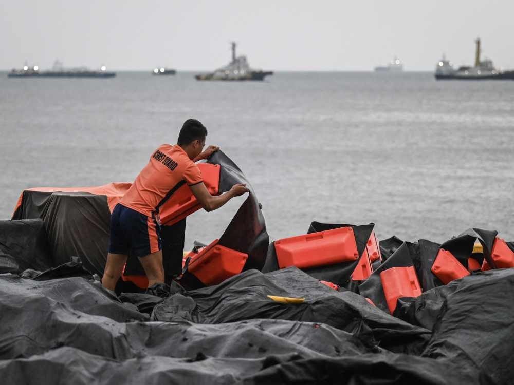 Tanker capsizes off Philippines