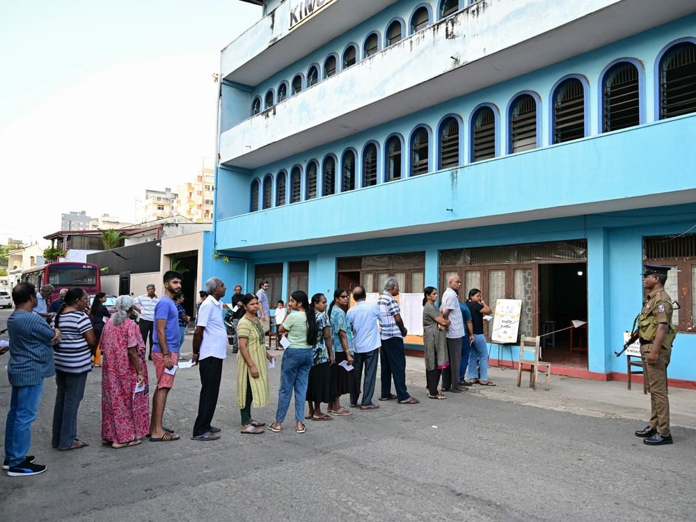 Sri Lankans commence voting