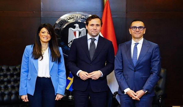 الوزيران المصريان والوزير السويدي