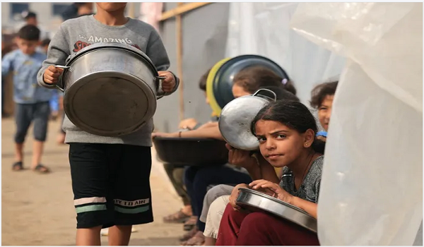 أطفال غزة ينتظرون الغذاء