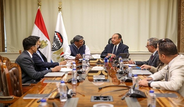 لقاء الوزير المصري والسفير الهندي