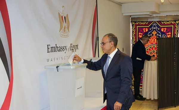 وزير الخارجية يدلي بصوته