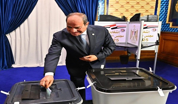 الرئيس السيسي يدلي بصوته