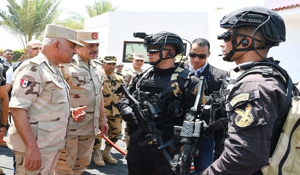 وزير الدفاع وقوات الصاعقة