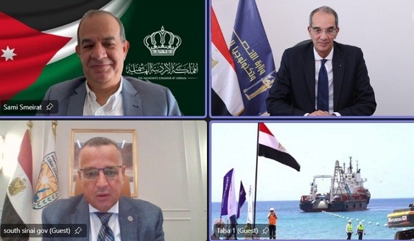 إنزال الكابل البحري في طابا