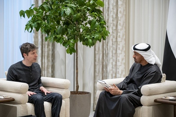 الرئيس محمد بن زايد وسام ألتمان