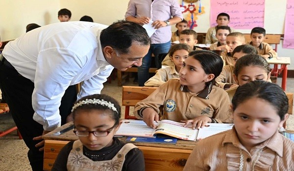 مصطفى مدبولي بأحد الفصول