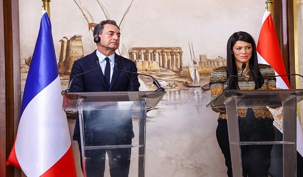 الوزيرة المصرية والسفير الفرنسي