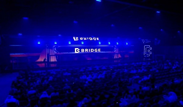 انطلاق فعاليات قمة بريدج 2025 في أبوظبي