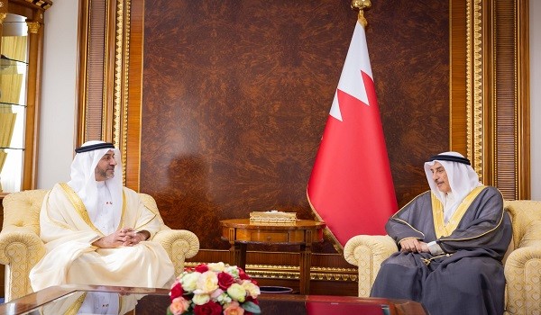 نائب رئيس وزراء البحرين يستقبل وفداً حكومياً إماراتياً