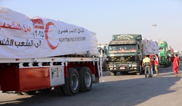 شاحنات المساعدات المصرية