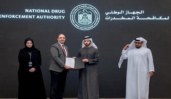 الشيخ زايد بن حمد يكرم الدكتور عمرو عثمان