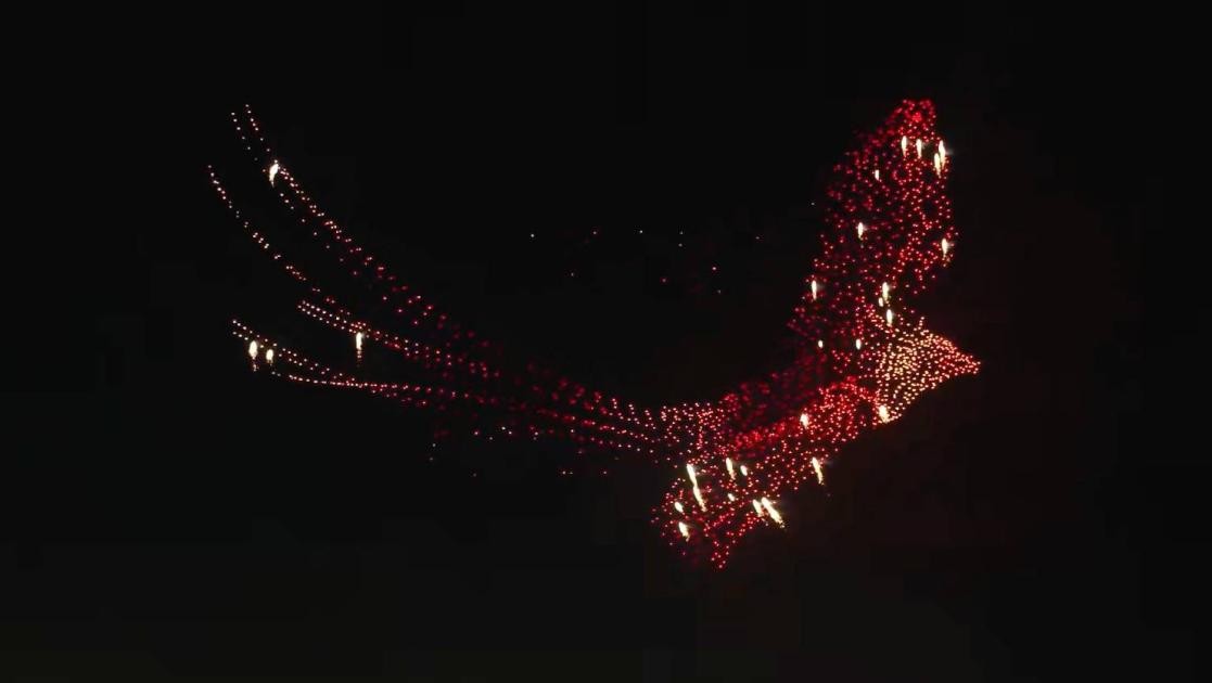 أكبر عرض جوي لطائر العنقاء شُكل بالطائرات المسيَّرة متعددة المراوح