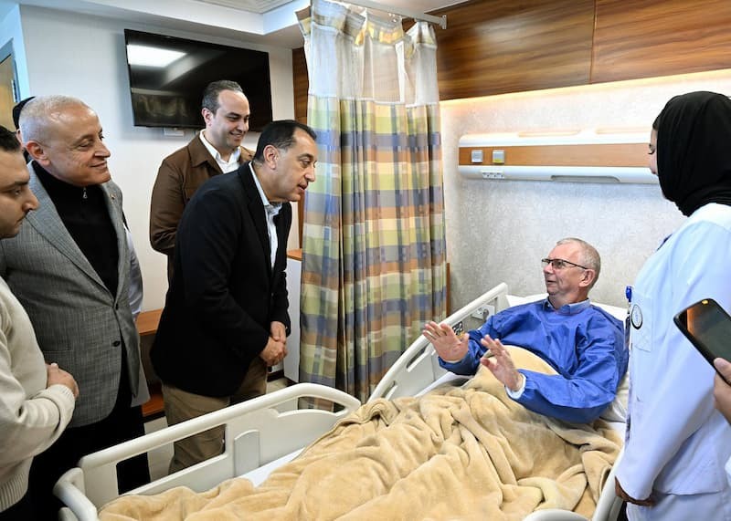 رئيس الوزراء المصري ومريض أجنبي بمستشفى الكرنك