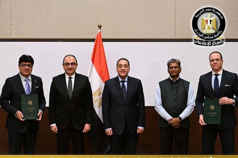 رئيس الوزراء المصري خلال توقيع العقد