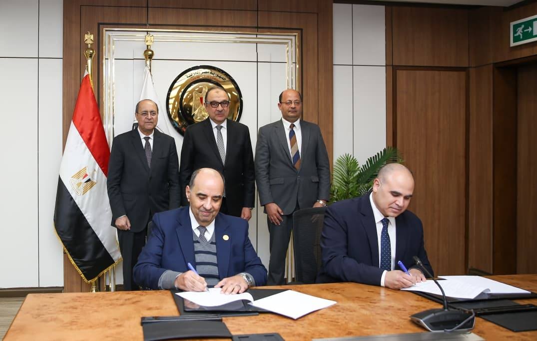 وزير قطاع الأعمال خلال توقيع الاتفاقية