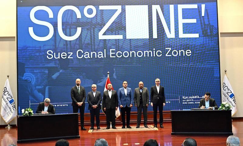 رئيس الوزراء المصري خلال توقيع العقود