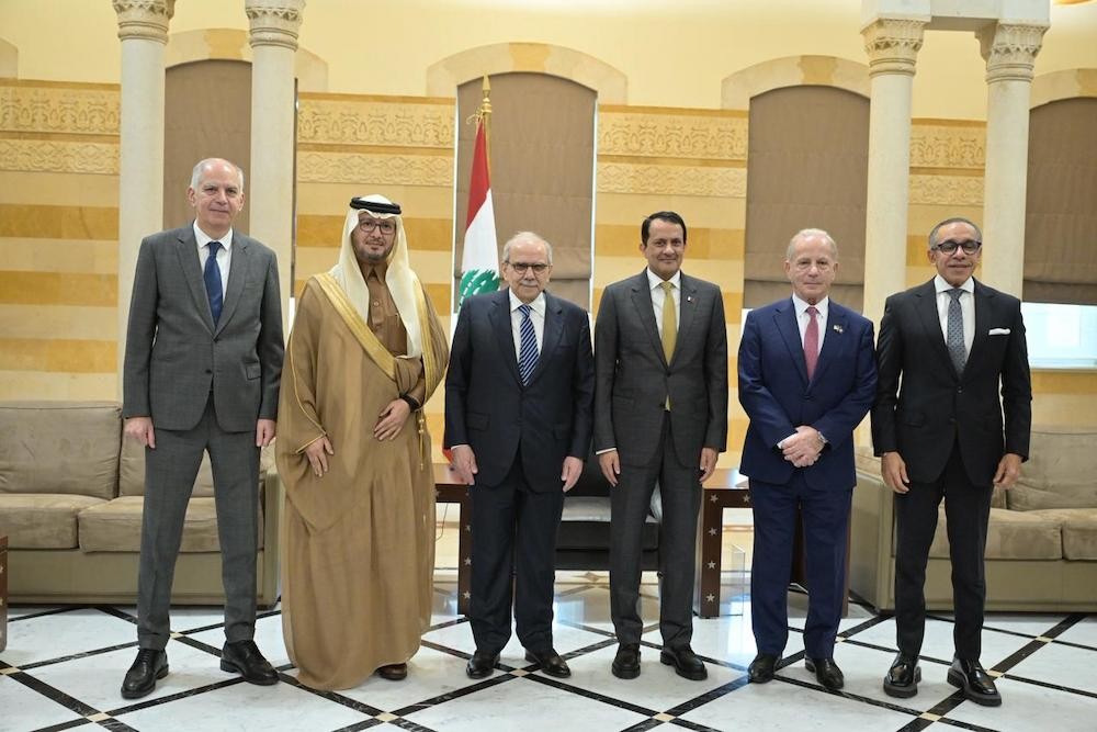 رئيس الحكومة اللبنانية نواف سلام مع أعضاء اللجنة الخماسية