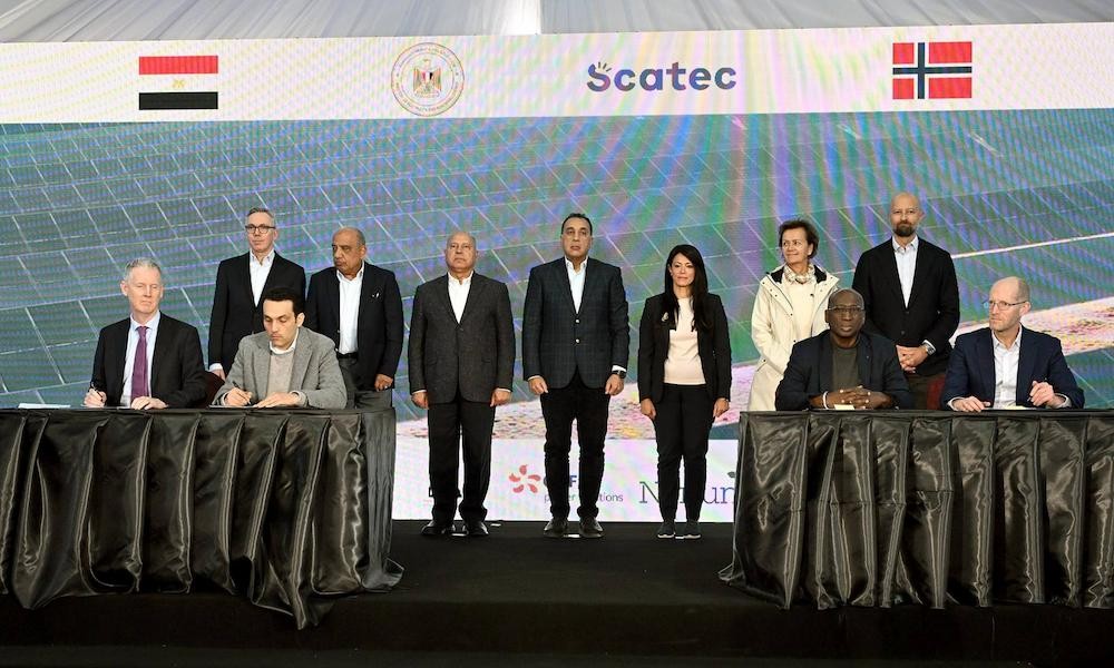 رئيس الوزراء المصري خلال توقيع الاتفاقية