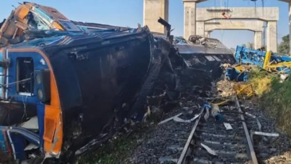 انهيار رافعة على قطار