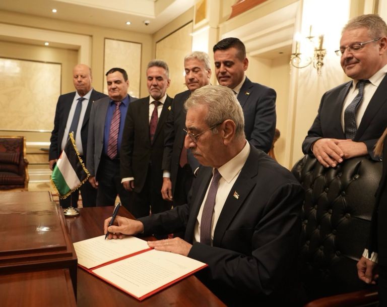 علي شعث يوقع بيان مهمة لجنة إدارة غزة