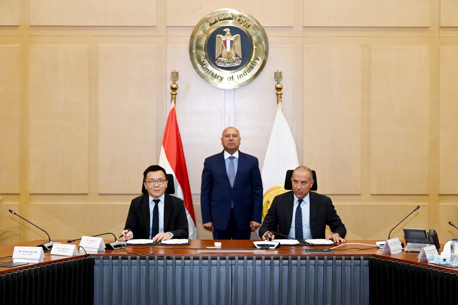 وزير الصناعة المصري خلال توقيع الاتفاقية