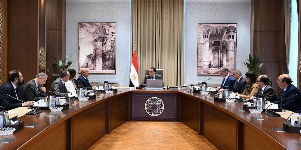 رئيس الوزراء خلال الاجتماع