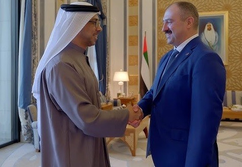 منصور بن زايد يستقبل المبعوث الخاص لرئيس بيلاروسيا إلى الشرق الأوسط