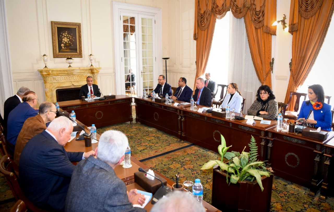 وزير الخارجية يلتقي أعضاء اللجنة الوطنية لآلية مراجعة النظراء الأفريقية