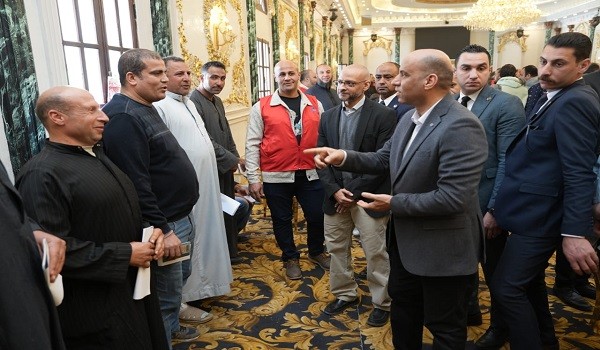 وزير وزارة العمل يتفقد اختبارات العمال المرشحين للعمل في موسم الحج الجديد