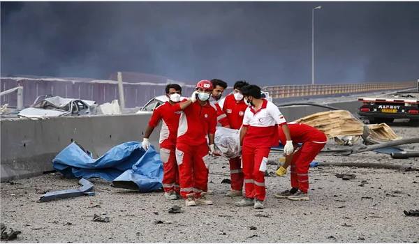 الهلال الأحمر الإيراني ينتشل ضحايا قصف سابق