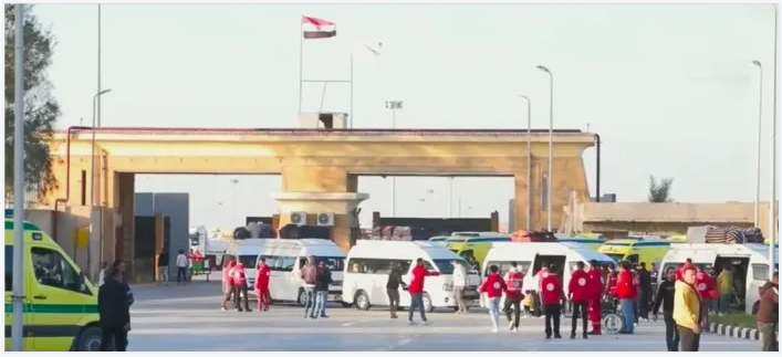 فلسطينيون عائدون إلى قطاع غزة