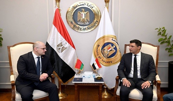 وزير الصناعة والسفير البيلاروسي