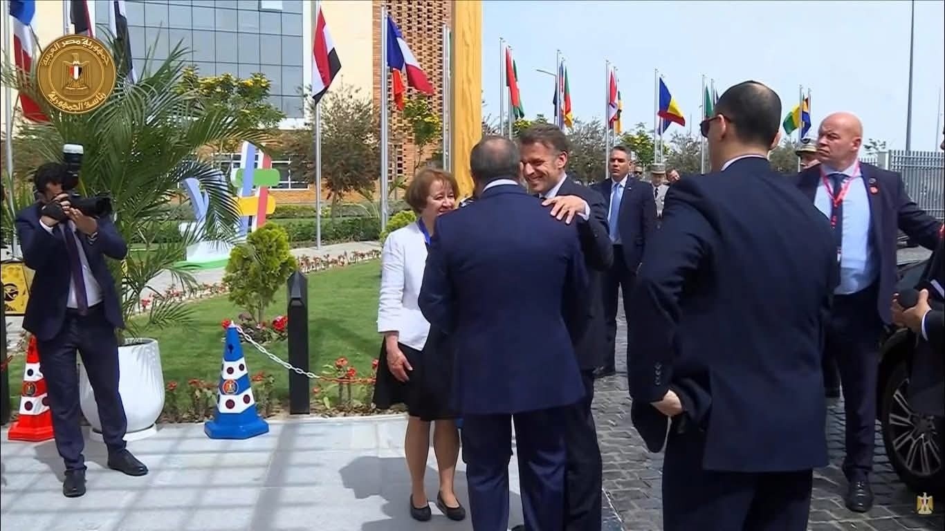السيسي يستقبل ماكرون