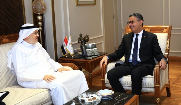 الوزير شريف فاروق وأديب يوسف الأعمى
