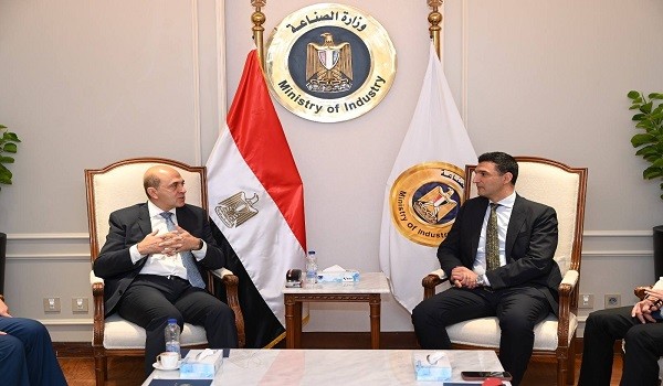 وزير الصناعة يبحث تيسير نفاذ الشركات المصرية للسوق الفرنسي