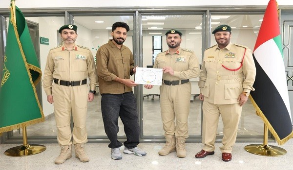 شرطة دبي تكرم شابا هنديا