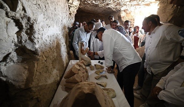 الآثار