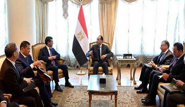 لقاء رئيس الوزراء والوزير الأوزبكي