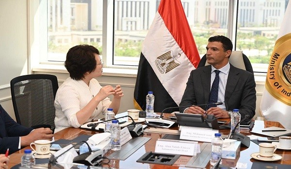 وزير الصناعة المصري ورئيسة الشركة الصينية